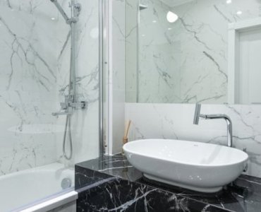 Kuschelig warm und schimmelfrei: Die besten Dämmstoffe für Badezimmerwände