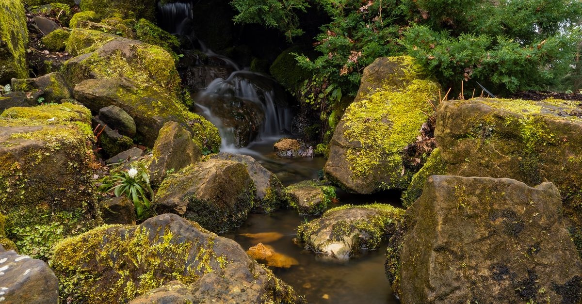 Flüsterleise Oasen im Garten: Kreative Fels-Wasserfälle mit leiser Pumpe, die entspannen und begeistern