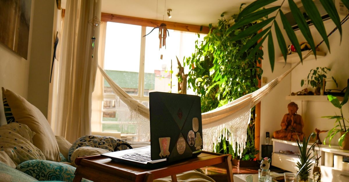 Boho-Flow im Wohnzimmer: Mit Textilien und Pflanzen zur natürlichen Wohlfühl-Oase
