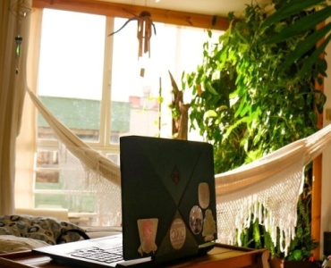 Boho-Flow im Wohnzimmer: Mit Textilien und Pflanzen zur natürlichen Wohlfühl-Oase